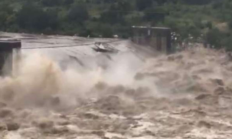 دادو: پاک فوج اور بحریہ کی امدادی سرگرمیاں جاری