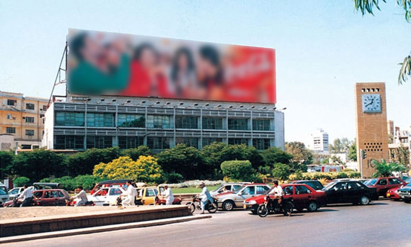 سپریم کورٹ کا کراچی سے تمام بل بورڈز ہٹانے کا حکم دے دیا