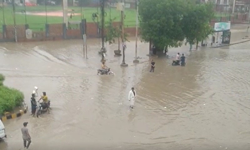 کراچی: یاسین آباد، ڈوبنے والے لڑکوں کے لواحقین اور مکینوں کا احتجاج