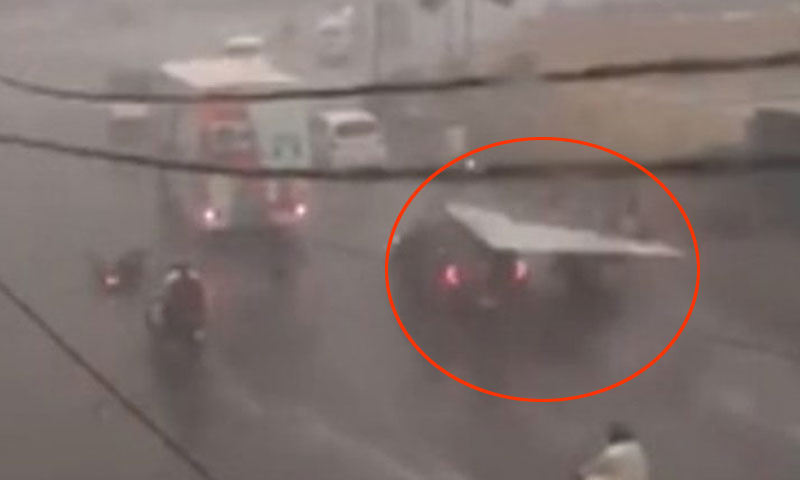 کراچی: چیف جسٹس کا بل بورڈ گرنے سے شہریوں کے زخمی ہونے کا نوٹس