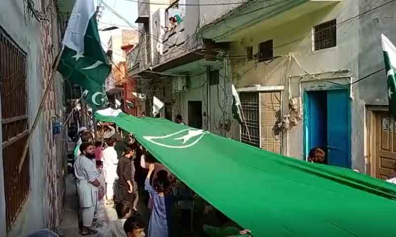 محنت کشوں نے ایک سو چالیس فٹ لمبا آٹھ فٹ چوڑا سبز ہلالی پرچم تیار کرا لیا محنت کشوں نے ایک سو چالیس فٹ لمبا آٹھ فٹ چوڑا سبز ہلالی پرچم تیار کرا لیا