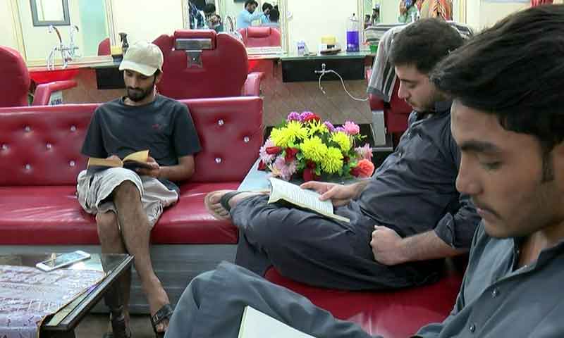 پشاور میں ہیئر ڈریسر کی دکانوں پر لائبریریاں