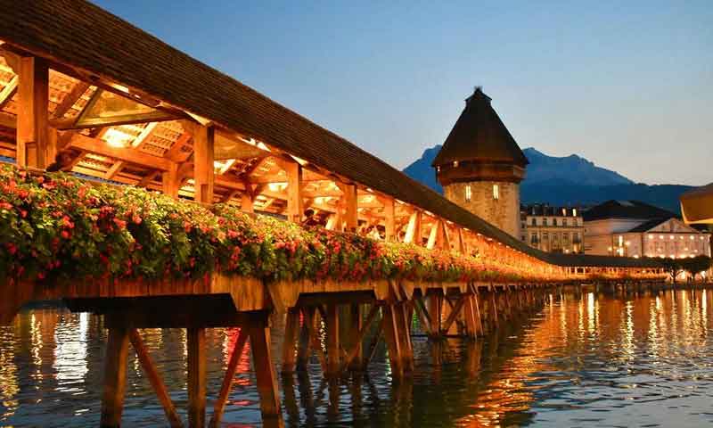 سوئٹزرلینڈ: لکڑی سے بنا قدیم پل ’چیپل برج‘ سیاحوں کی توجہ کا مرکز