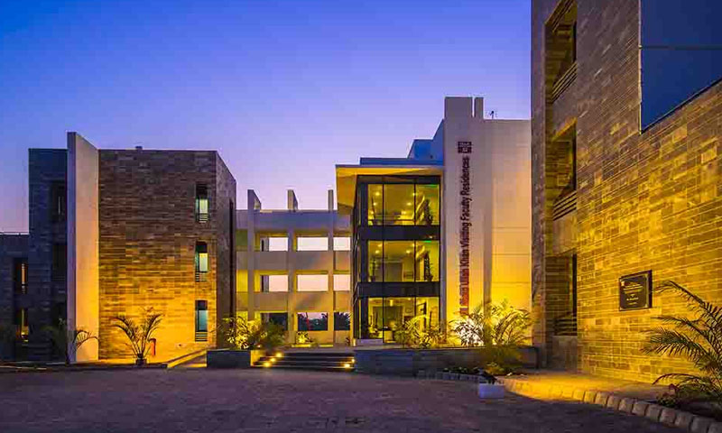 آئی بی اے کراچی: کورونا کیس کے بعد تدریسی عمل دو حصوں میں تقسیم