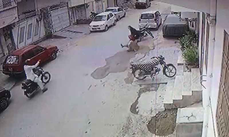 کراچی: ڈاکوؤں پر بھاری پڑنے والی خاتون کی ویڈیو وائرل کراچی: ڈاکوؤں پر بھاری پڑنے والی خاتون کی ویڈیو وائرل