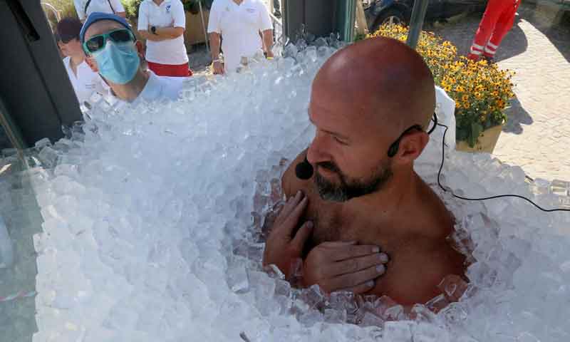 آسٹریا کے شہری نے برف میں دیر تک کھڑے رہنے کا عالمی ریکارڈ توڑ دیا