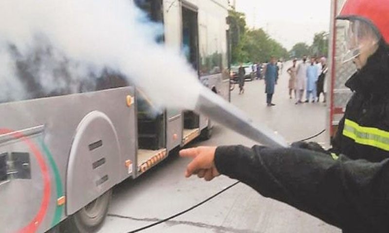 پشاور بی آر ٹی کی بسیں جلنے لگیں، سروس عارضی طور پر معطل