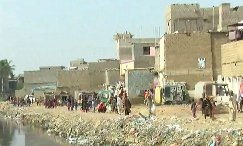 کراچی: گجر نالے کی صفائی کا دوسرا مرحلہ شروع، عوام کا احتجاج کراچی:ایف سی ایریا میں احتجاج، سڑک پہ آمد و رفت معطل