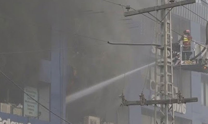 لاہور کے حفیظ سینٹر میں آتشزدگی، درجنوں دکانیں جل گئیں