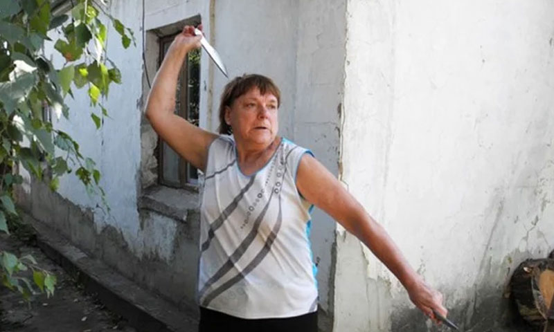 چاقو بازی کی ماہر عمر رسیدہ خاتون