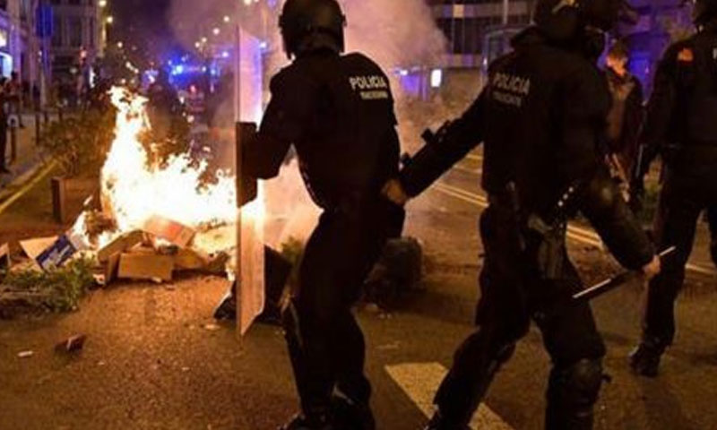 اسپین میں کورونا کی نئی پابندیوں کیخلاف احتجاج