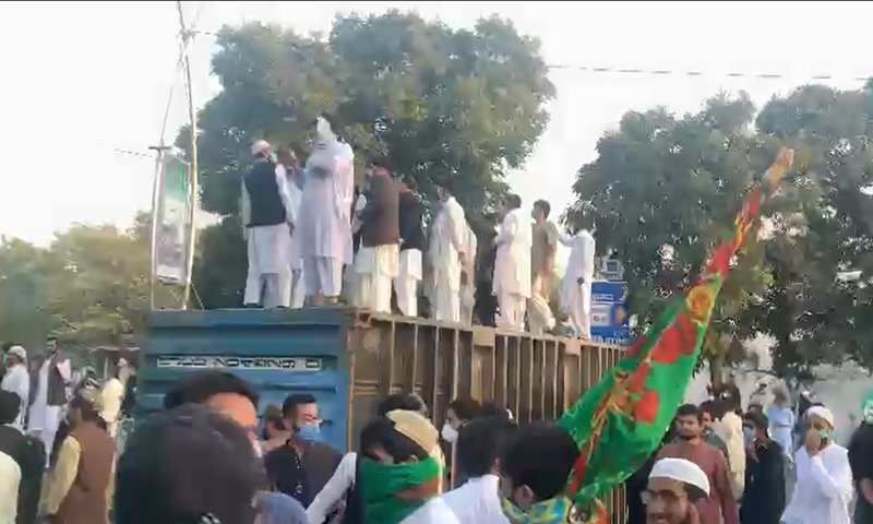 گستاخانہ خاکے: مظاہرین کی فرانسیسی سفارتخانے کی طرف جانے کی کوشش، پولیس کی شیلنگ