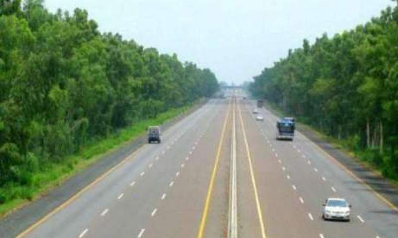 موٹروے پولیس نے جلتی ہوئی کار سے میاں بیوی کو بحفاظت نکال لیا