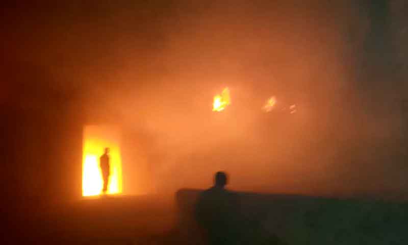 کراچی: لنڈے کے گودام میں لگی آگ تاحال بےقابو