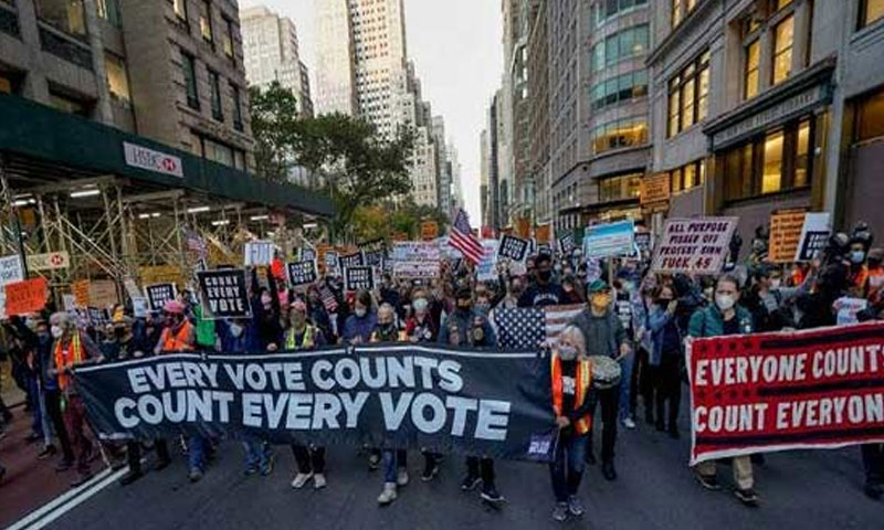 مظاہرین کا ڈونلڈ ٹرمپ سے وائٹ ہاؤس خالی کرنے کا مطالبہ