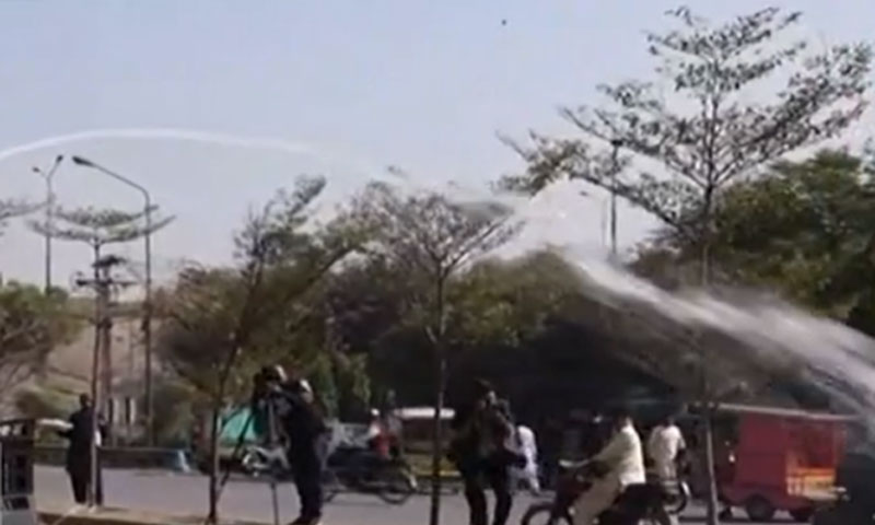 لاہور: کسانوں کا دھرنا، پولیس اور مظاہرین کے درمیان جھڑپ