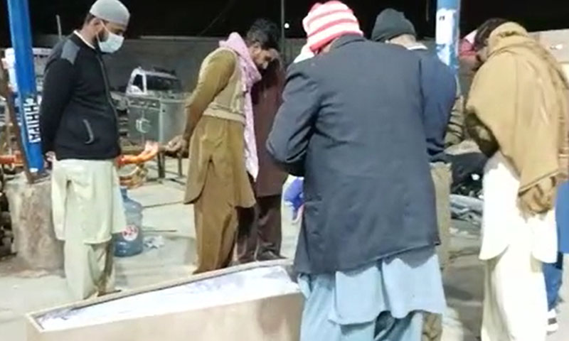 کراچی: مبینہ پولیس مقابلے میں ہلاک چار ملزمان کی لاشیں اہلخانہ کے حوالے