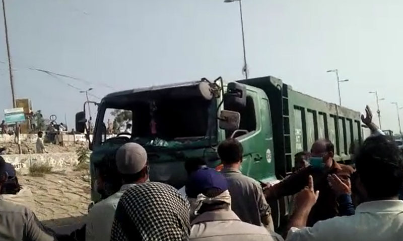 کراچی: تجاوزات کیخلاف آپریشن، مظاہرین کا پولیس پر پتھراؤ کراچی: تجاوزات کیخلاف آپریشن، مظاہرین کا پولیس پر پتھراو