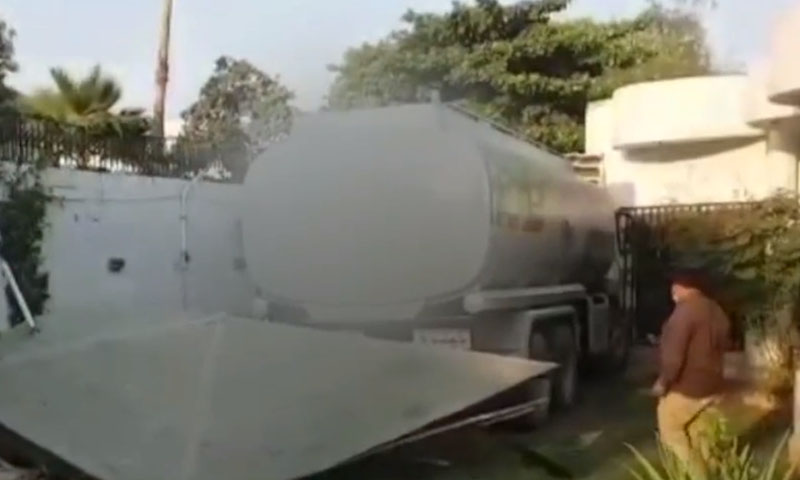 کراچی: تیز رفتار آئل ٹینکر گھر میں گھس گیا کراچی: تیز رفتار آئل ٹینکر گھر میں گھس گیا