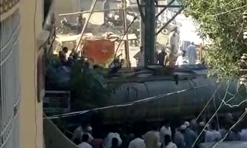 کراچی: تیز رفتار واٹر ٹینکر بینک میں گھس گیا