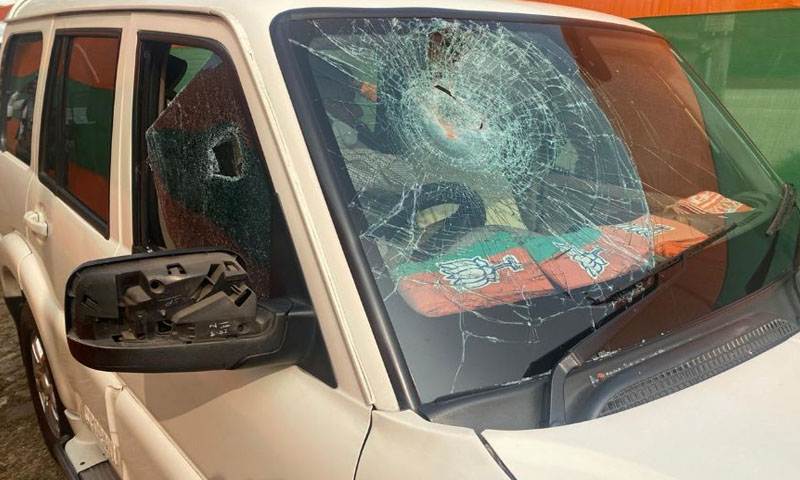 بھارت: صدر بی جے پی کے قافلے پر حملہ، متعدد زخمی