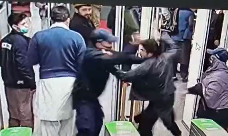 بغیر ماسک داخل ہونے سے منع کرنے پر تکرار شروع ہوئی جس کا نتیجہ ہاتھا پائی کی صورت میں نکلا