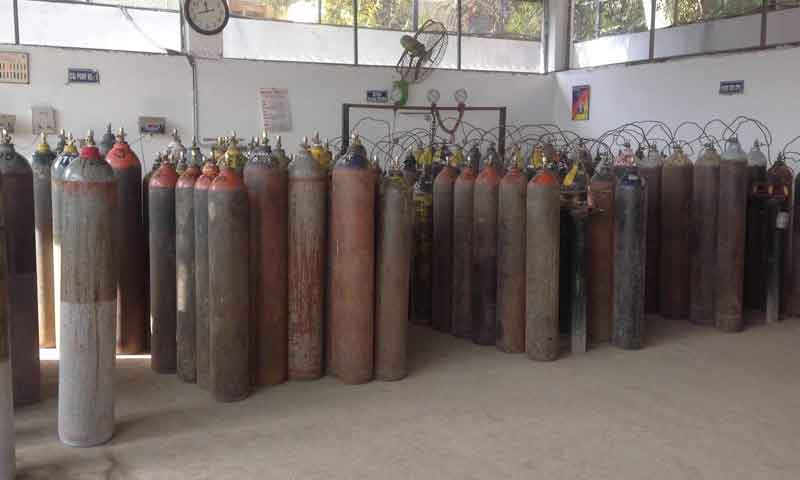 کورونا کی دوسری لہر، آکسیجن سیلنڈر کی قیمتیں بڑھ گئیں 