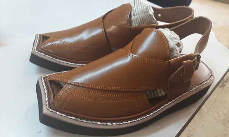 پاؤں کے غیر معمولی سائز کی کپتان چپل