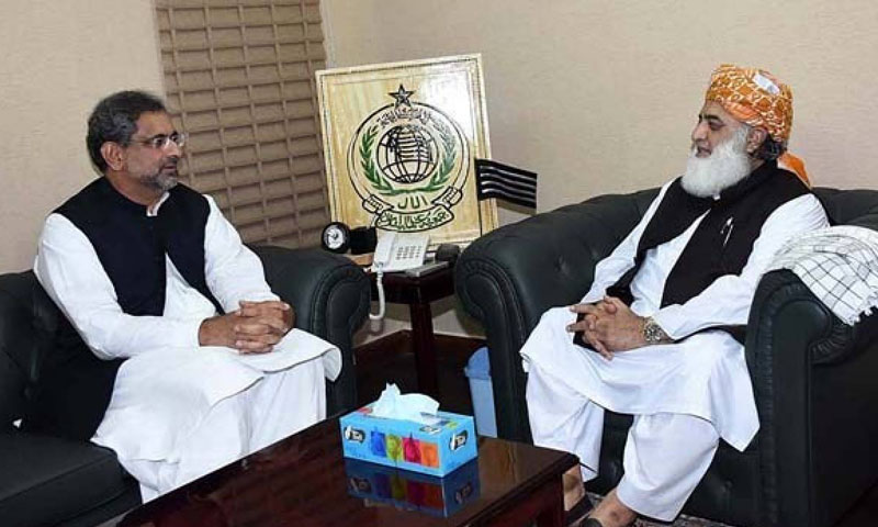 فضل الرحمان سے شاہد خاقان کی ملاقات: پی پی کے مؤقف پر مشاورت