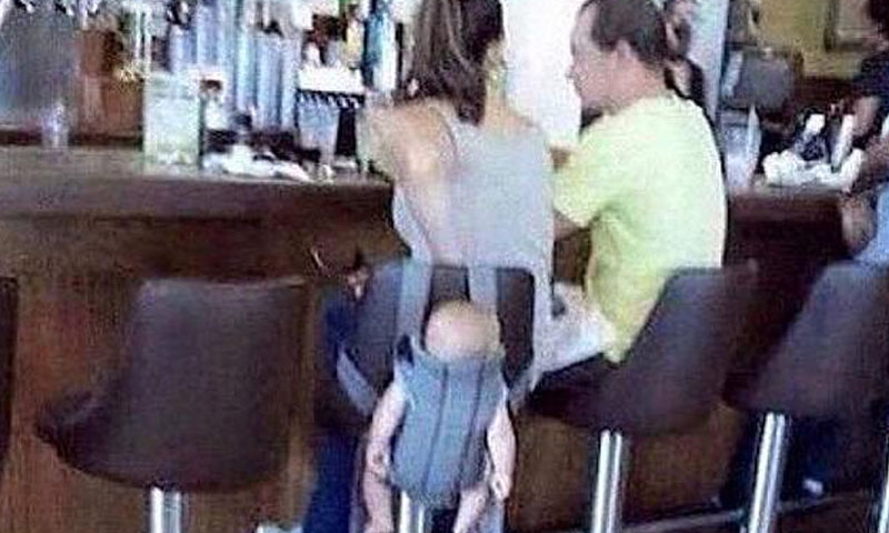 برطانیہ: بچے کو کوٹ کی طرح لٹکانے پر شہریوں کا شدید ردعمل