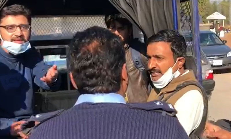 اساتذہ کا مستقل نہ کیے جانے کے خلاف بنی گالہ میں احتجاج، پولیس کی شلنگ