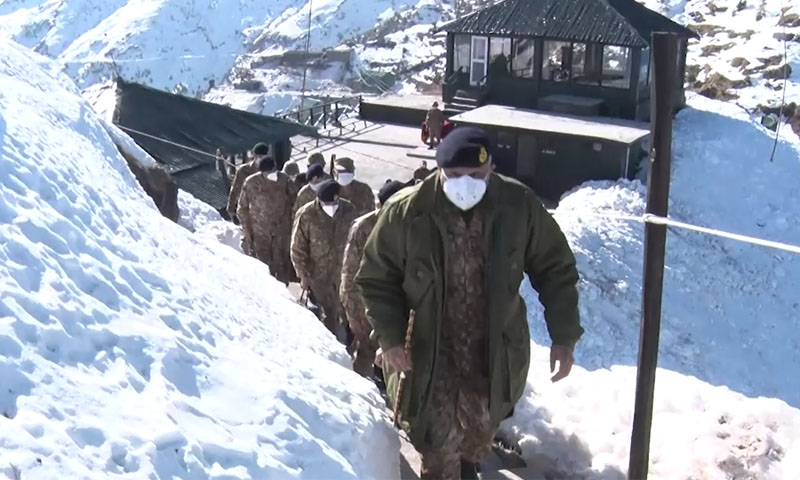 آرمی چیف کا ایل او سی کا دورہ، بھارتی اشتعال انگیزیوں پر بریفنگ