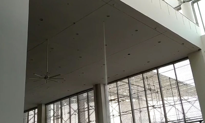 اسلام آباد انٹرنیشنل ایئرپورٹ کی چھت ایک بار پھر ٹپکنے لگی