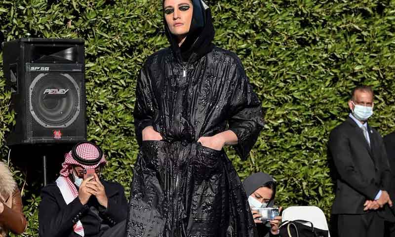 سعودی عرب: عبایہ زیب تن کیے ماڈلز کی کیٹ واک 