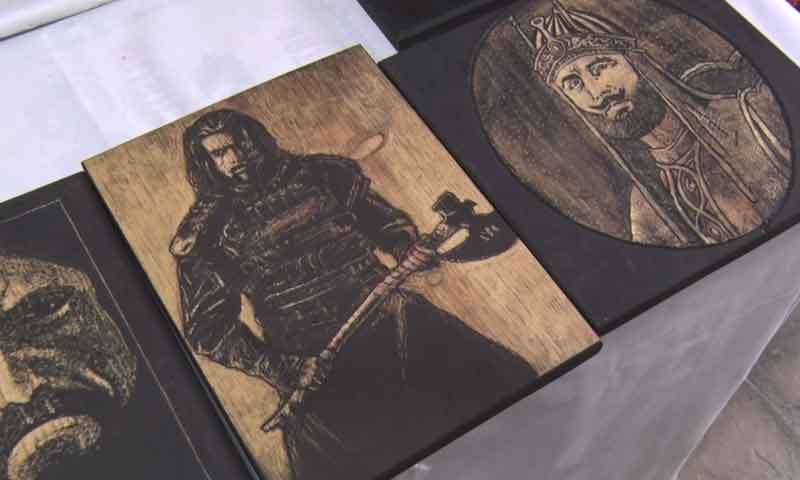 لکڑی پر خوبصورت کندہ کاری کرنے والا باکمال کاریگر 