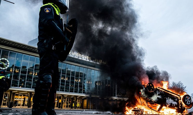 ہالینڈ: کورونا سے بچاؤ کیلیے عائد کرفیو کی خلاف ورزی اور لوٹ مار