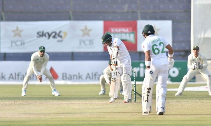 کراچی ٹیسٹ: دوسرے دن کا کھیل جاری، قومی ٹیم کی مشکلات برقرار