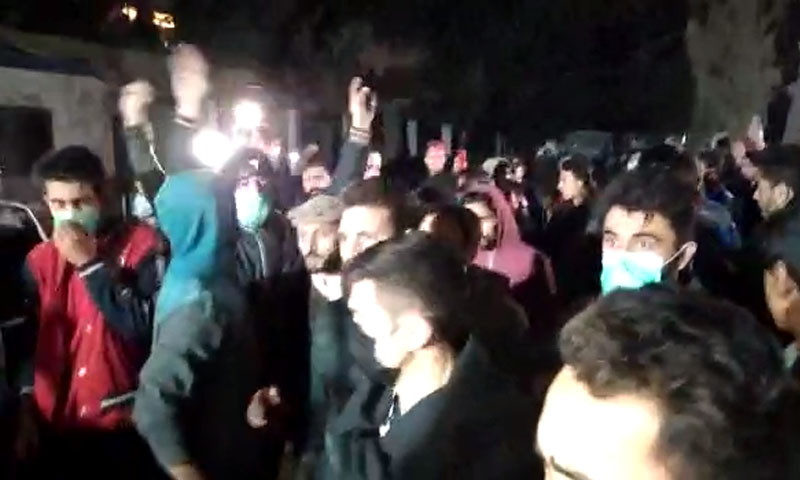 کراچی میں مبینہ پولیس مقابلہ: ہلاک ملزم کے اہل خانہ کا تھانے کے باہر احتجاج کراچی میں مبینہ پولیس مقابلہ: ہلاک ملزم کے اہل خانہ کا تھانے کے باہر احتجاج