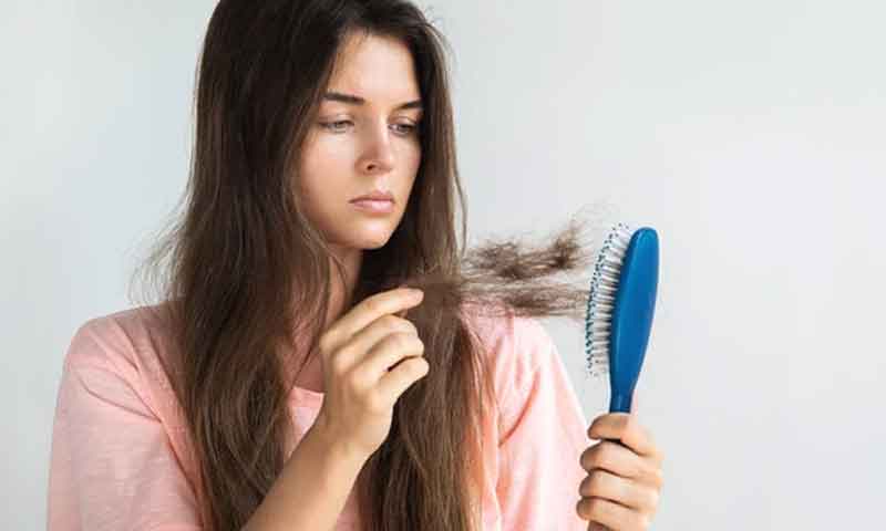 کورونا سے بال بھی گرنے لگے 