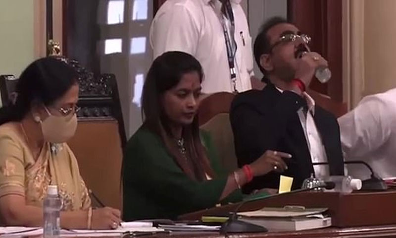 نئی دہلی: سرکاری افسر نے سینیٹائزر پی لیا