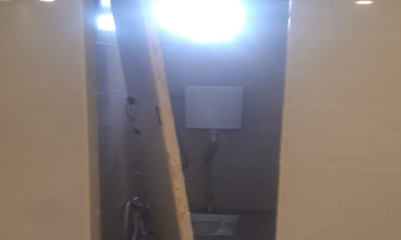 اسلام آباد ایئرپورٹ: سیوریج کا پانی بہنے لگا، باتھ رومز کے دروازے ٹوٹ گئے