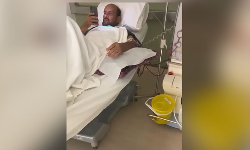 تعلیم دوست جذبہ: ڈائیلیسز کے دوران آن لائن کلاس لینے والے استاد