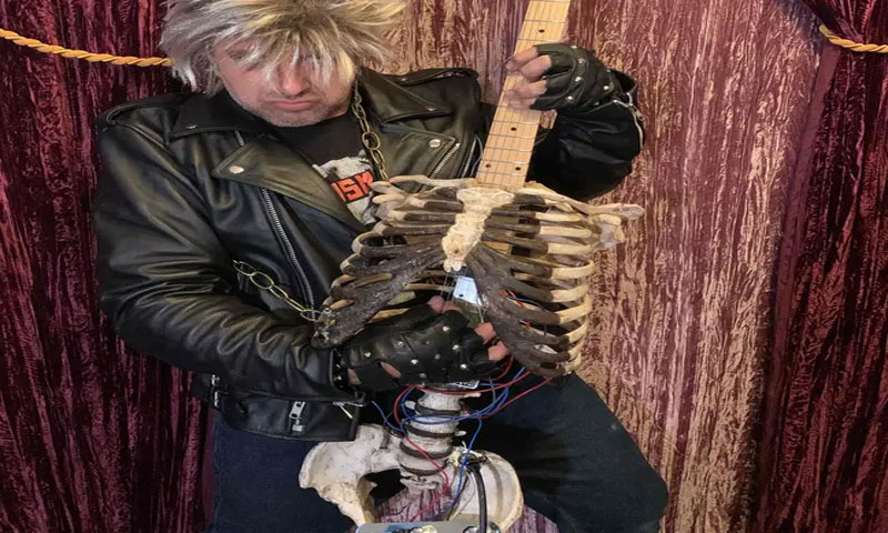 یونان: موسیقار نے قبر سے ڈھانچہ نکال کر گٹار بنا لیا یونان: موسیقار نے قبر سے ڈھانچا نکال کر گٹار بنا لیا