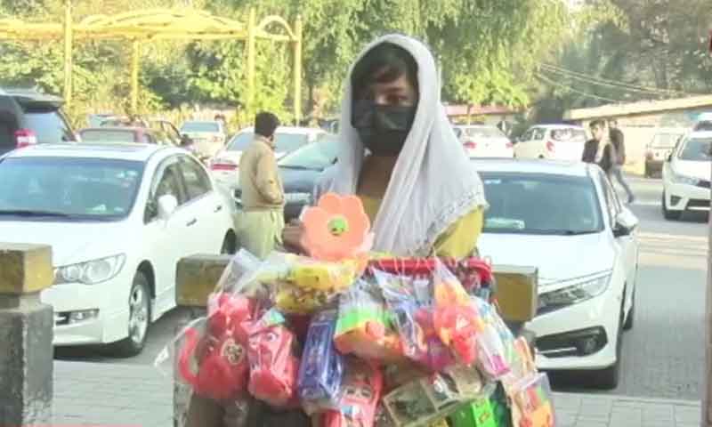 کھلونےفروخت کرنیوالی بچی کیلئے پنجاب حکومت کا گھر اور چیک