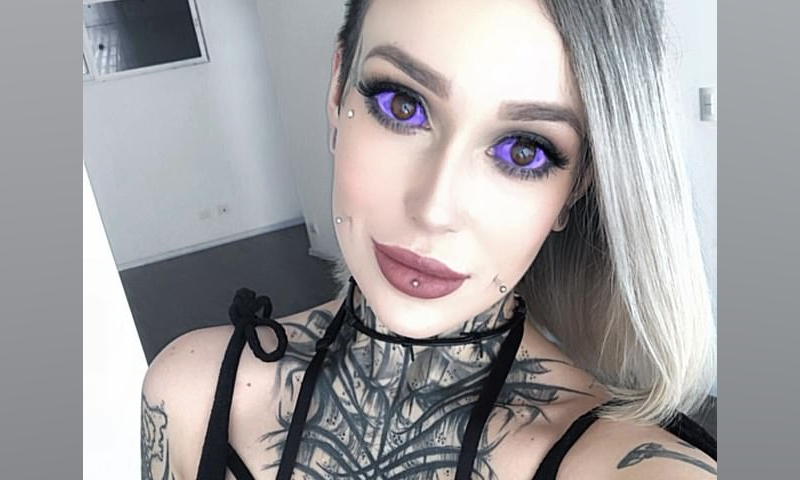 آنکھیں ٹیٹو کرانے والی ماڈل کو جہنم جانے کے طعنے