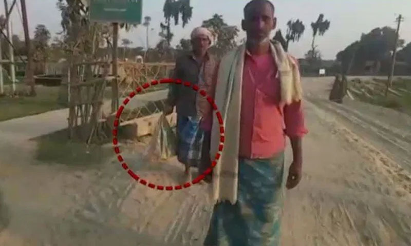 بھارت: باپ ، بیٹے کی میت پلاسٹک کے تھیلے میں لے جانے پر مجبور