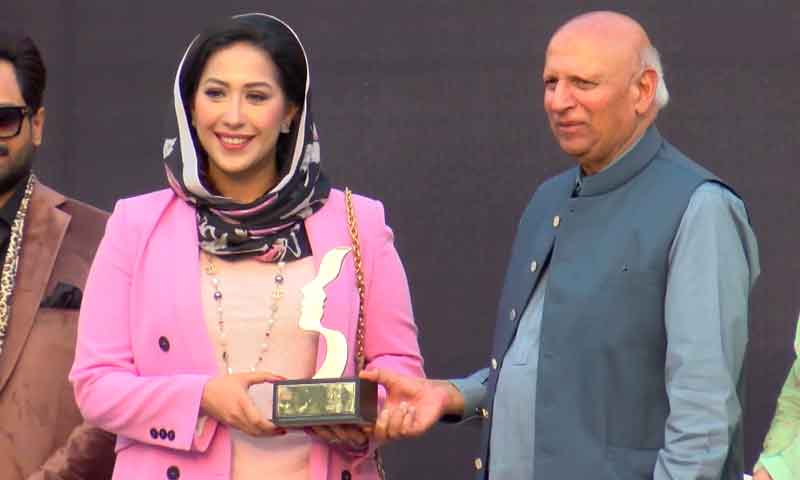 میڈیا اینلسٹ آئیکون ایوارڈ ہم نیوز کی اینکر پرسن مہر بخاری کے نام