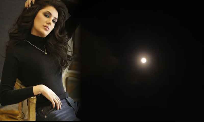 مہوش حیات ’پورے چاند‘ کو دیکھ کر گنگنا اٹھیں