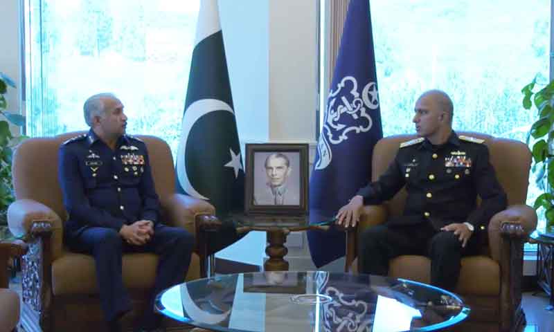 پاک فضائیہ کے سربراہ مجاہد انور خان کی نیول چیف امجد خان نیازی سے الوادعی ملاقات