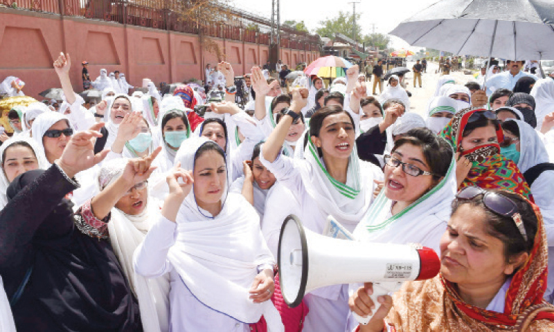 خیبر پختونخوا: کورونا فرنٹ لائن ہیلتھ ورکرز کا ڈیوٹی سے بائیکاٹ کا اعلان